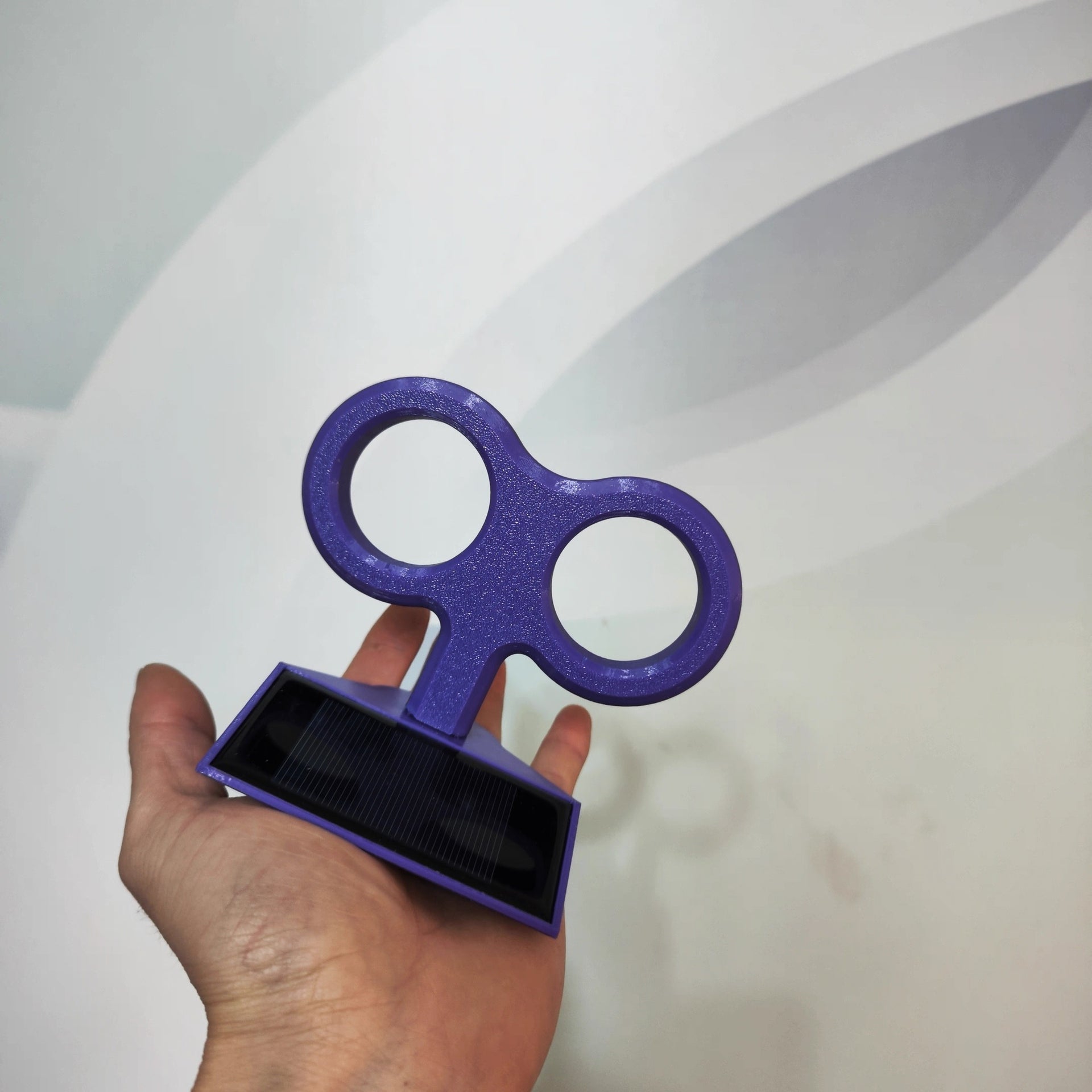 Universal Cute Colorful Solar-Powered Spinning Wind-Up Key Car Roof Decoration