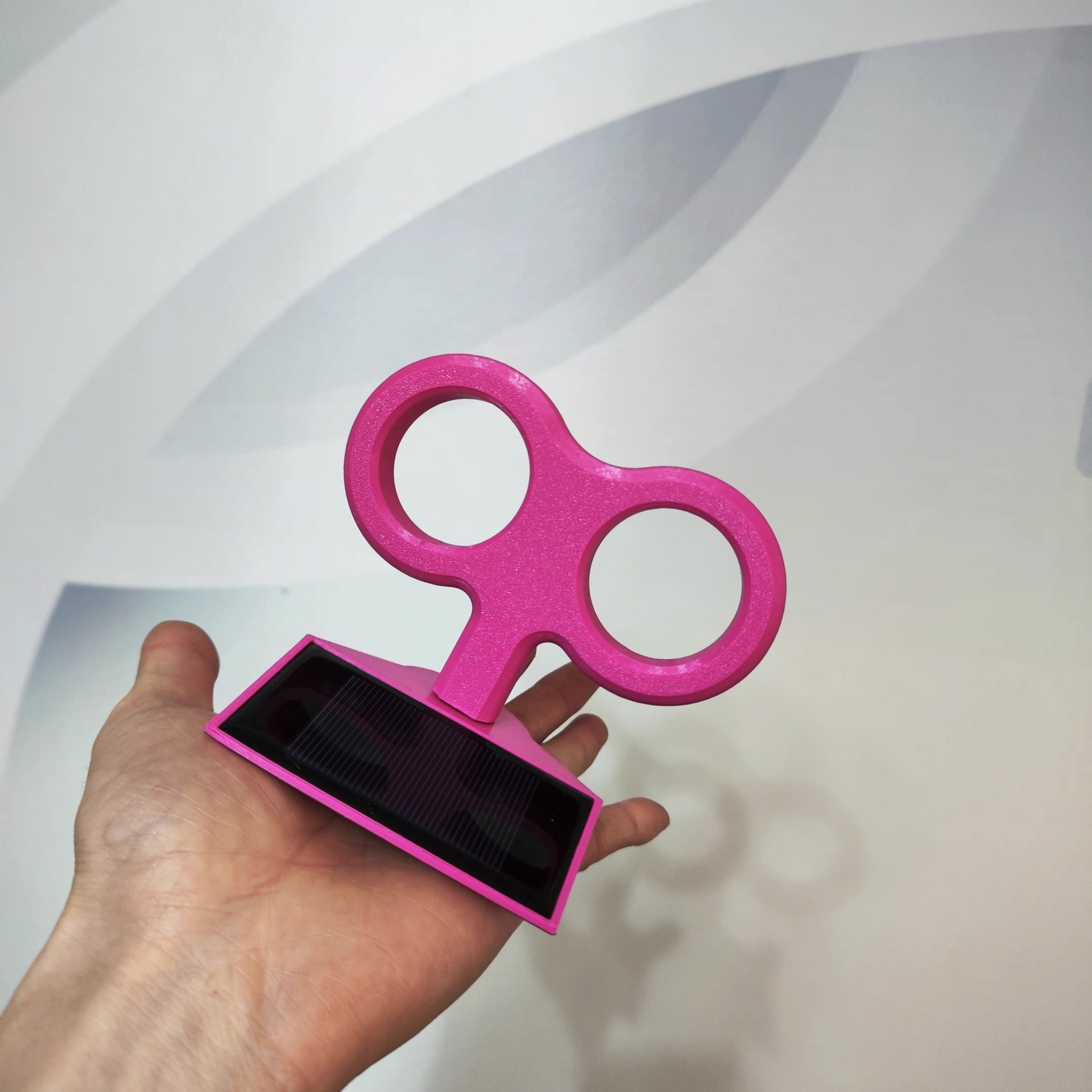 Universal Cute Colorful Solar-Powered Spinning Wind-Up Key Car Roof Decoration