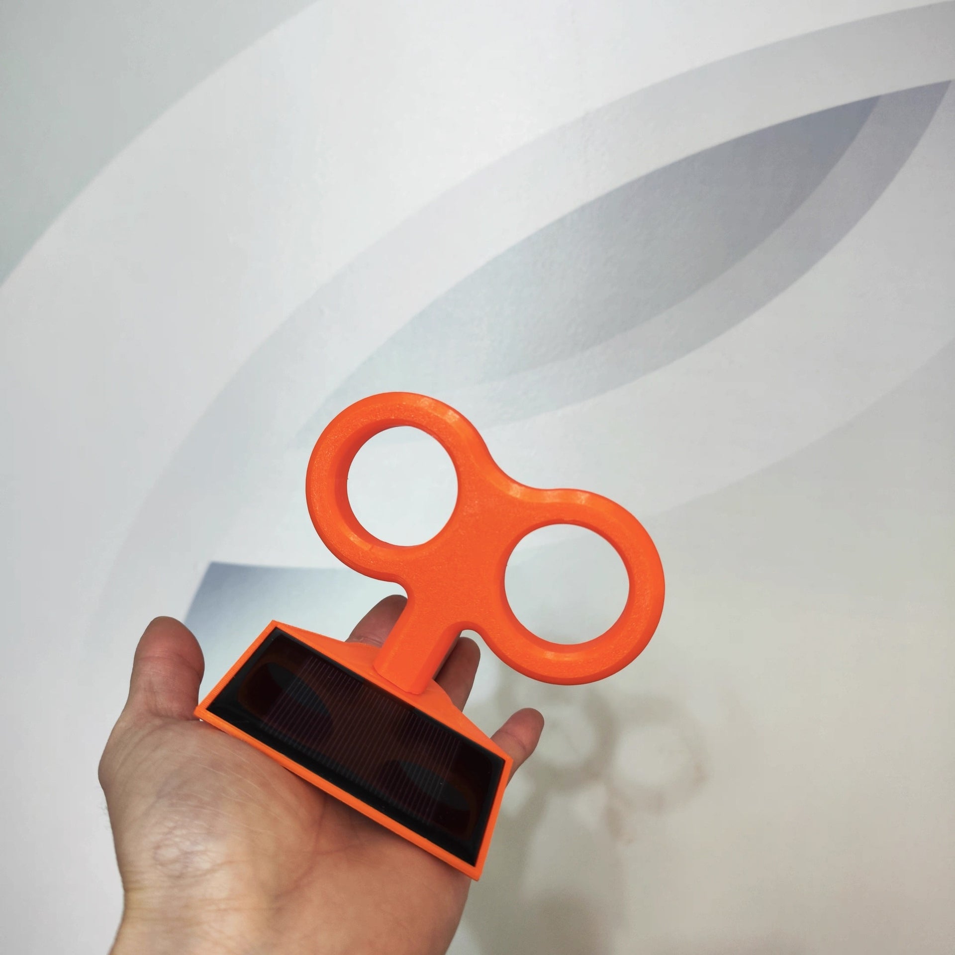 Universal Cute Colorful Solar-Powered Spinning Wind-Up Key Car Roof Decoration