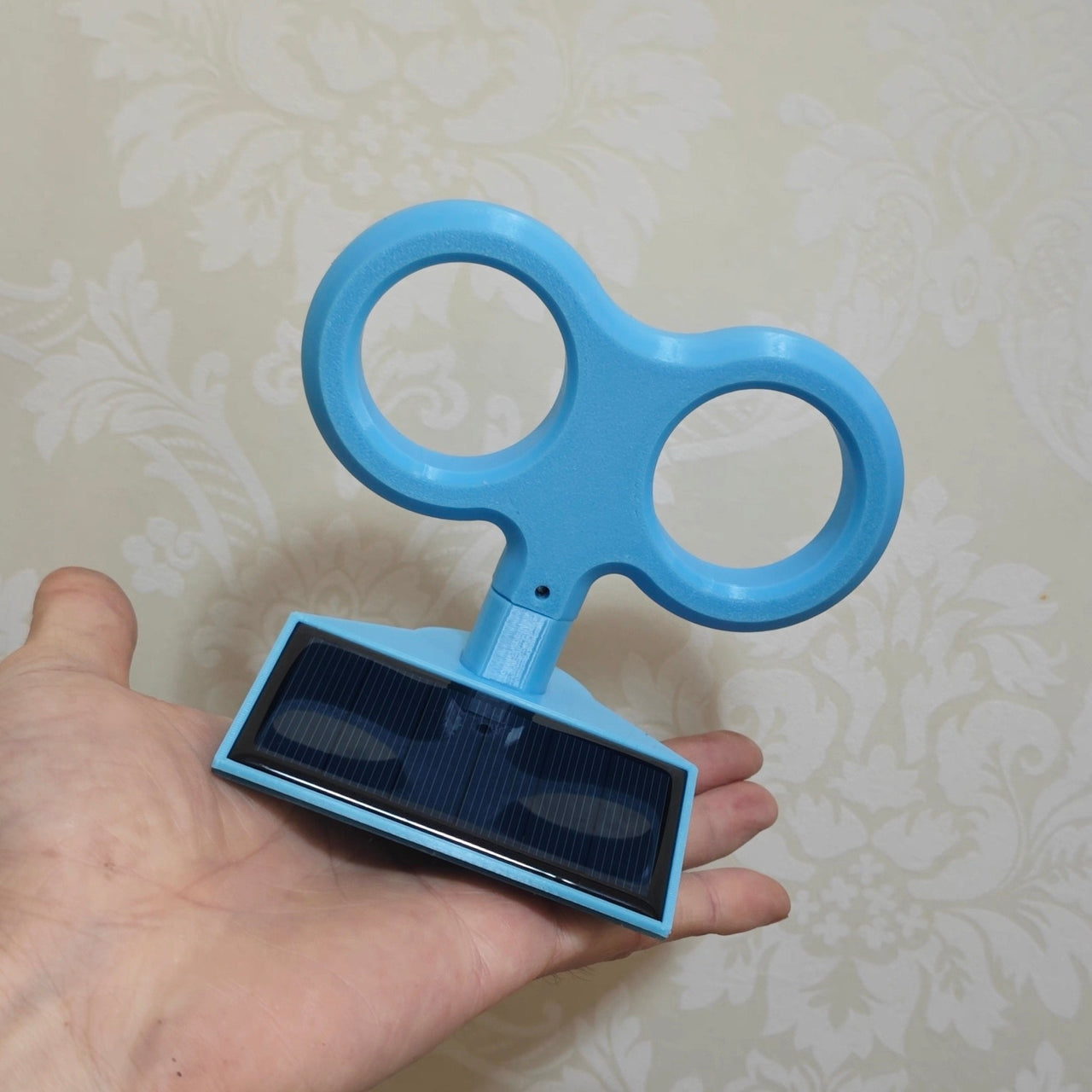 Universal Cute Colorful Solar-Powered Spinning Wind-Up Key Car Roof Decoration