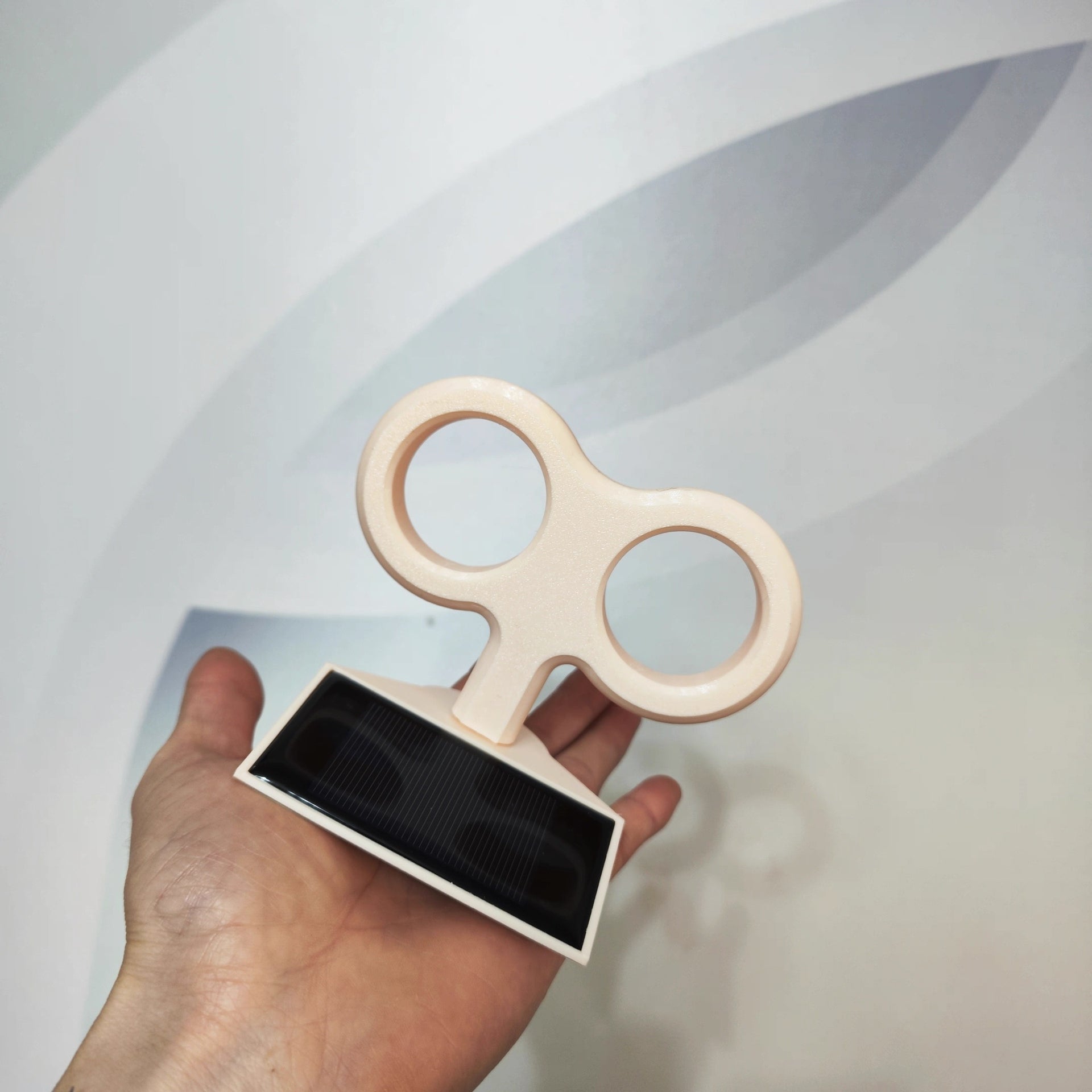 Universal Cute Colorful Solar-Powered Spinning Wind-Up Key Car Roof Decoration