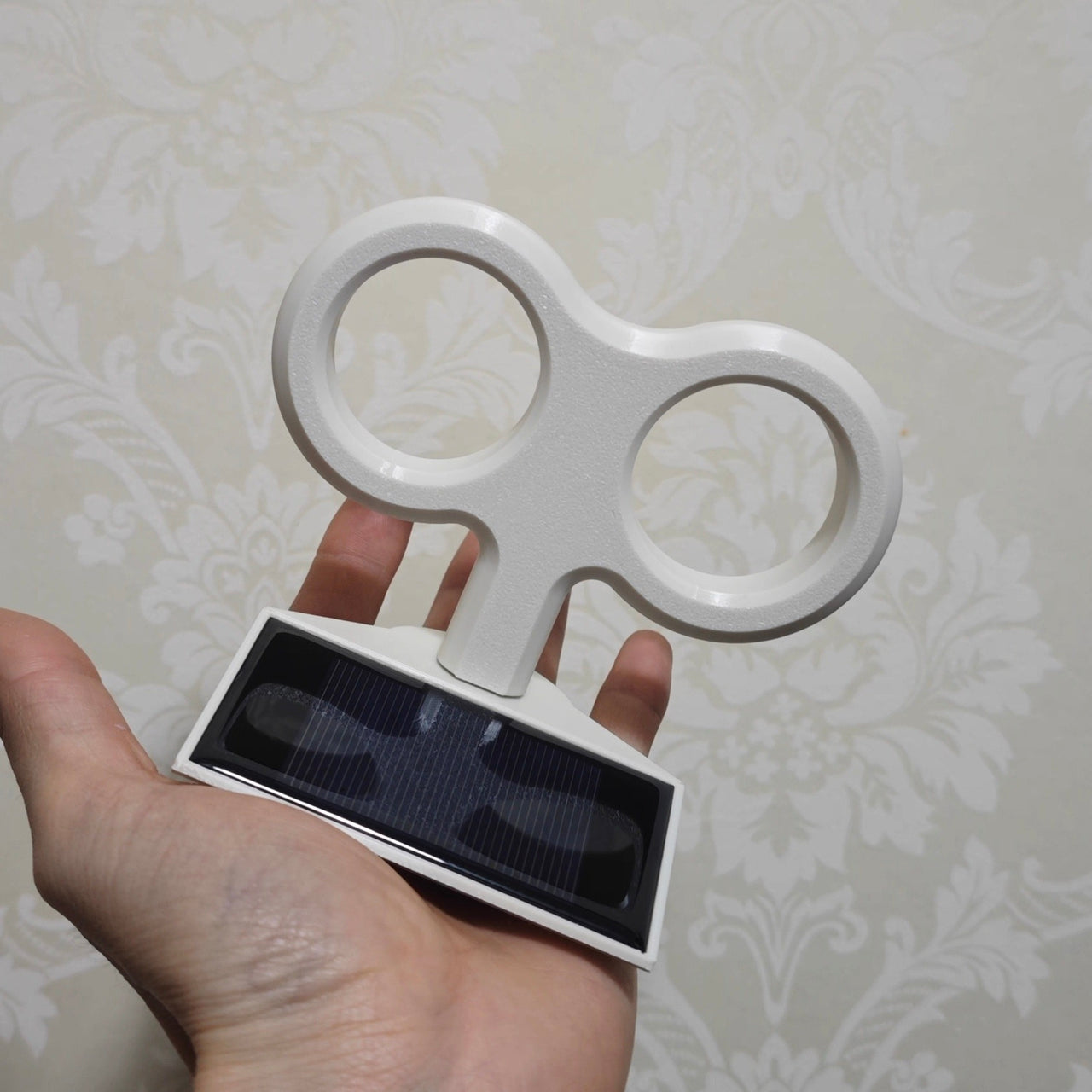 Universal Cute Colorful Solar-Powered Spinning Wind-Up Key Car Roof Decoration