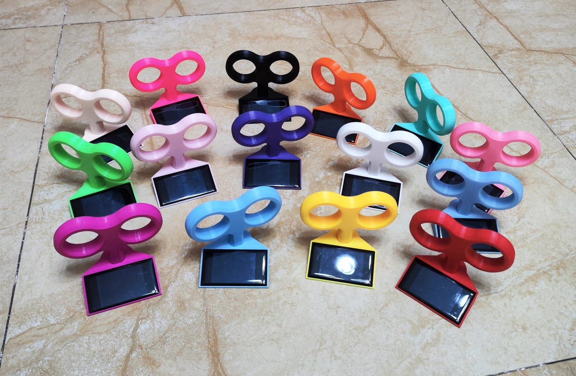 Universal Cute Colorful Solar-Powered Spinning Wind-Up Key Car Roof Decoration