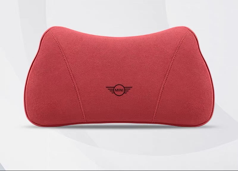 A red neck pillow with a black Mini logo in the center, shown on a light gray background with a small inset showing a close-up of the red fabric texture and Chinese text.